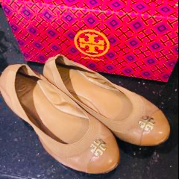 Tory Burch Beige Ballet Flats with Gold Logo - Picture 1 of 6